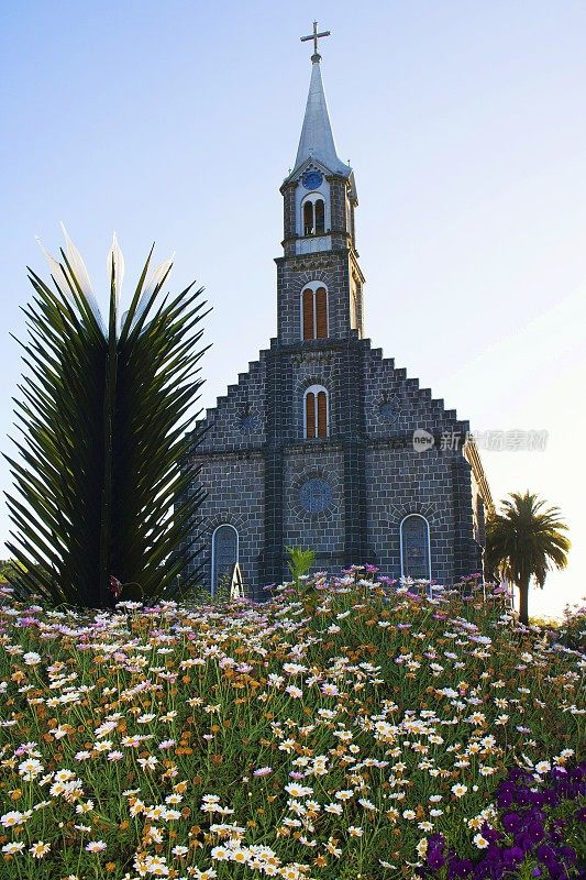 Igreja matriz -石头教堂塔与花坛-格兰多-巴西南部